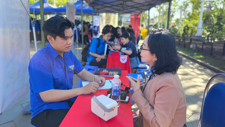 Học sinh TP. Pleiku được tư vấn về các ngành học tại Trường Đại học Văn Lang. Ảnh: P.L Học sinh TP. Pleiku được tư vấn về các ngành học tại Trường Đại học Văn Lang. Ảnh: P.L