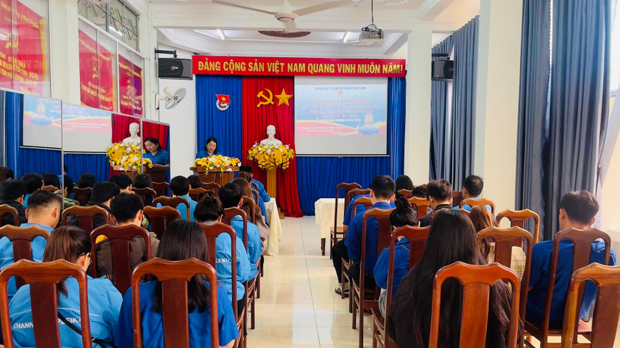 Câu lạc bộ Lý luận trẻ TP. Pleiku thường xuyên sinh hoạt nhằm cung cấp thông tin chính thống cho cán bộ Đoàn và báo cáo viên. Ảnh: M.N Câu lạc bộ Lý luận trẻ TP. Pleiku thường xuyên sinh hoạt nhằm cung cấp thông tin chính thống cho cán bộ Đoàn và báo cáo viên. Ảnh: M.N