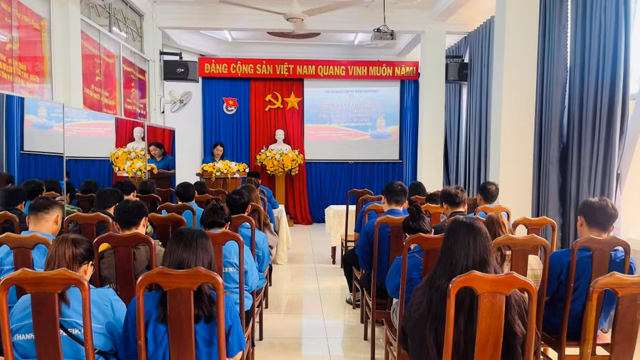 Câu lạc bộ Lý luận trẻ TP. Pleiku thường xuyên sinh hoạt nhằm cung cấp thông tin chính thống cho cán bộ Đoàn và báo cáo viên. Ảnh: M.N