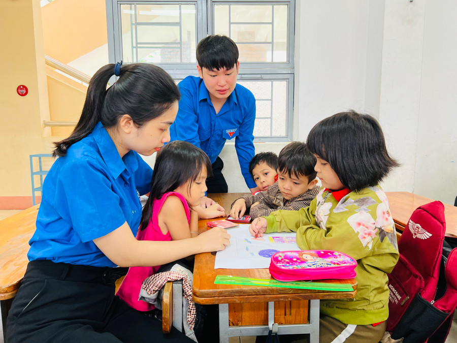 Đoàn viên, thanh niên phường Đống Đa (TP. Pleiku) dạy học miễn phí cho học sinh khó khăn. Ảnh: M.N Đoàn viên, thanh niên phường Đống Đa (TP. Pleiku) dạy học miễn phí cho học sinh khó khăn. Ảnh: M.N