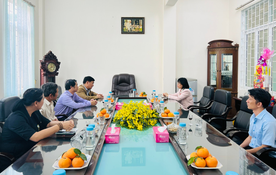 Đoàn công tác của UBND tỉnh do Phó Chủ tịch UBND tỉnh Nguyễn Thị Thanh Lịch làm trưởng đoàn đến thăm, chúc Tết Báo Gia Lai nhân dịp Tết Nguyên đán Giáp Thìn 2024. Ảnh: P.L Đoàn công tác của UBND tỉnh do Phó Chủ tịch UBND tỉnh Nguyễn Thị Thanh Lịch làm trưởng đoàn đến thăm, chúc Tết Báo Gia Lai nhân dịp Tết Nguyên đán Giáp Thìn 2024. Ảnh: P.L
