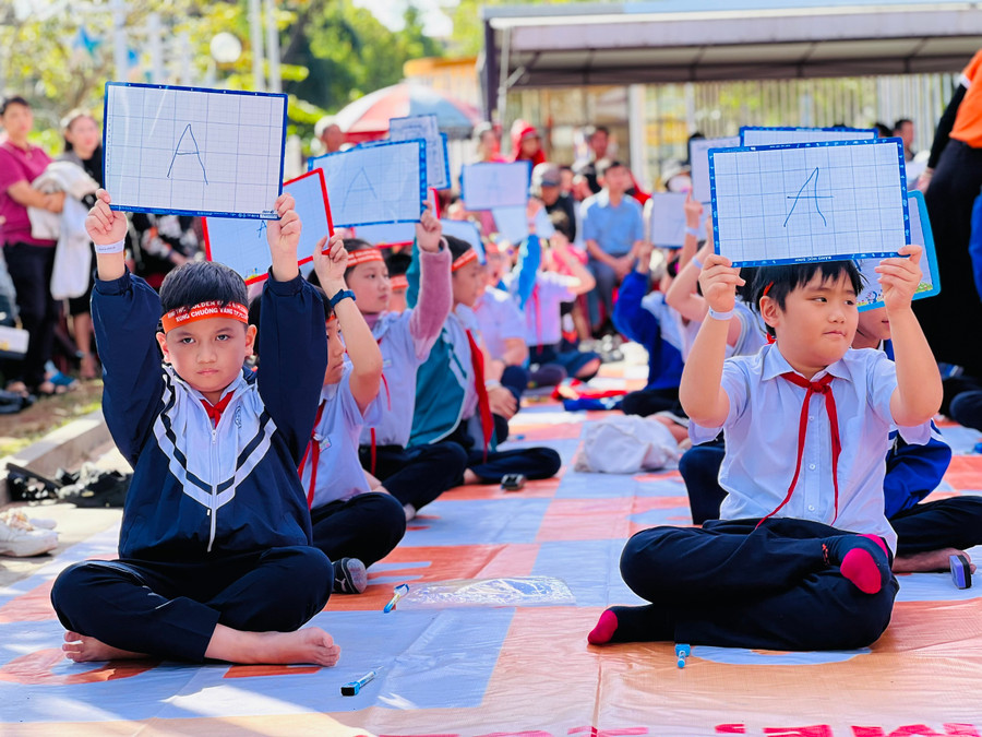 Các em học sinh khối Tiểu học tự tin tham gia hội tiếng Anh. Ảnh: M.N Các em học sinh khối Tiểu học tự tin tham gia hội tiếng Anh. Ảnh: M.N