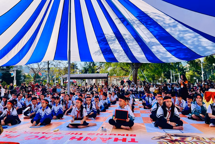 Các thí sinh tham gia hội thi tiếng Anh TP. Pleiku. Ảnh: M.N