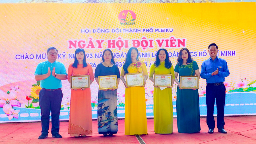 Đại diện Hội đồng Đội tỉnh, Hội đồng Đội TP. Pleiku tặng giấy khen cho 5 giáo viên phụ trách Chi đội tiêu biểu thuộc Liên đội Trường Tiểu học Võ Thị Sáu. Ảnh: P.L