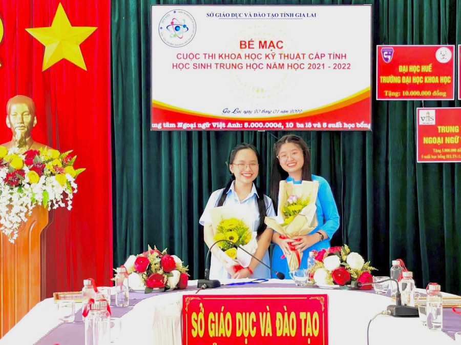 Em Nguyễn Thị Thanh Nga (bìa trái) và Trịnh Mỹ Anh là 2 học sinh Trường THPT chuyên Hùng Vương vừa được công nhận danh hiệu Học sinh 3 tốt cấp Trung ương. Ảnh: T.L Em Nguyễn Thị Thanh Nga (bìa trái) và Trịnh Mỹ Anh là 2 học sinh Trường THPT chuyên Hùng Vương vừa được công nhận danh hiệu Học sinh 3 tốt cấp Trung ương. Ảnh: T.L