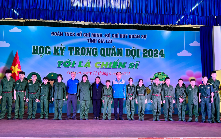 Ban tổ chức động viên các chiến sĩ nhí trước khi xuất quân tham gia chương trình Học kỳ trong quân đội. Ảnh: P.L Ban tổ chức động viên các chiến sĩ nhí trước khi xuất quân tham gia chương trình Học kỳ trong quân đội. Ảnh: P.L