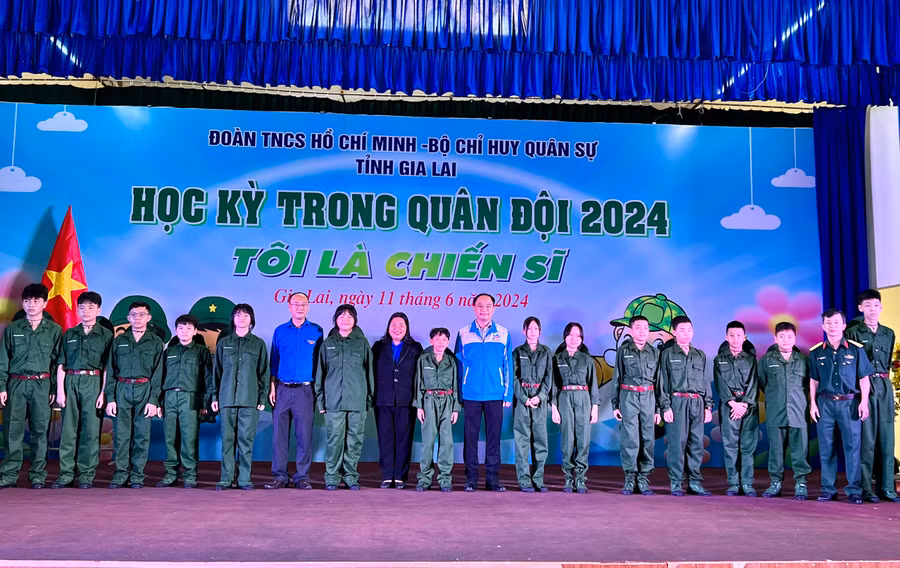 Ban tổ chức động viên các chiến sĩ nhí trước khi xuất quân tham gia chương trình Học kỳ trong quân đội. Ảnh: P.L