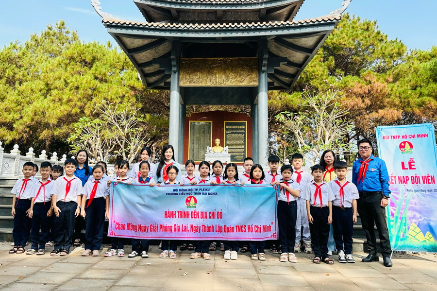 Các em đội viên Trường Tiểu học Trần Đại Nghĩa (phường Yên Thế, TP. Pleiku) hành trình đến địa chỉ đỏ, dâng hương, dâng hoa tại Nhà bia tưởng niệm liệt sĩ xã Gào. Ảnh: M.N Các em đội viên Trường Tiểu học Trần Đại Nghĩa (phường Yên Thế, TP. Pleiku) hành trình đến địa chỉ đỏ, dâng hương, dâng hoa tại Nhà bia tưởng niệm liệt sĩ xã Gào. Ảnh: M.N