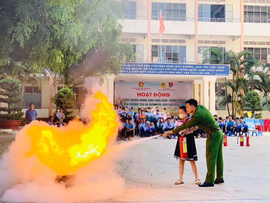 Các em đội viên được hướng dẫn kỹ năng dập tắt đám cháy nhỏ bằng bình cứu hỏa. Ảnh: M.N Các em đội viên được hướng dẫn kỹ năng dập tắt đám cháy nhỏ bằng bình cứu hỏa. Ảnh: M.N
