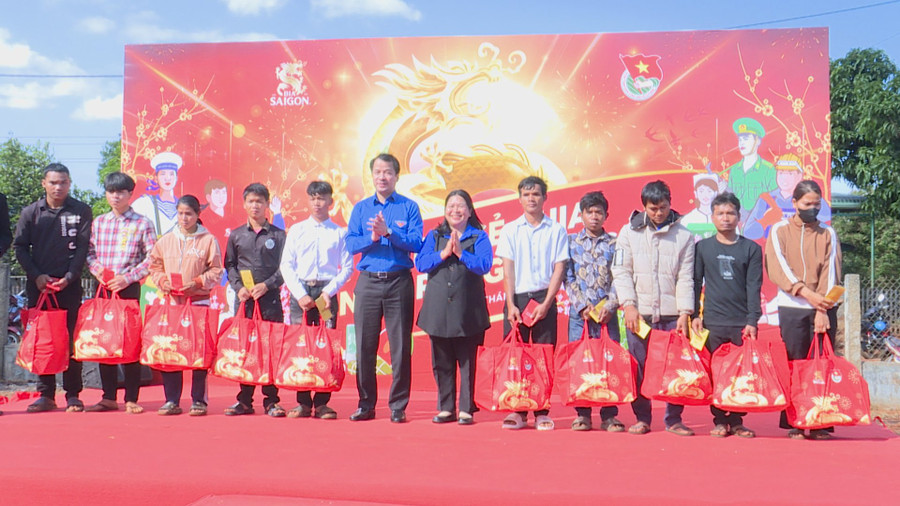 Bí thư Trung ương Đoàn Ngô Văn Cương (thứ 6 từ trái sang) và Bí thư Tỉnh Đoàn Gia Lai Hà Thị Giang Thảo (thứ 6 từ phải sang) tặng quà cho thanh niên công nhân của xã Ia Chía. Ảnh: D.L Bí thư Trung ương Đoàn Ngô Văn Cương (thứ 6 từ trái sang) và Bí thư Tỉnh Đoàn Gia Lai Hà Thị Giang Thảo (thứ 6 từ phải sang) tặng quà cho thanh niên công nhân của xã Ia Chía. Ảnh: D.L