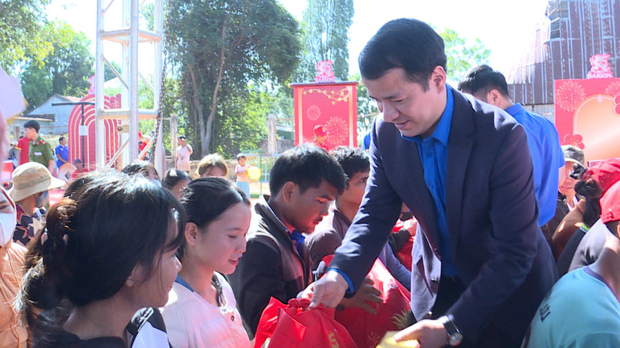 Bí thư Trung ương Đoàn Ngô Văn Cương tặng quà cho thanh niên công nhân của xã Ia Chía (huyện Ia Grai). Ảnh: D.L