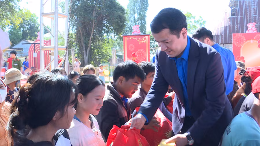 Bí thư Trung ương Đoàn Ngô Văn Cương tặng quà cho thanh niên công nhân của xã Ia Chía (huyện Ia Grai). Ảnh: D.L