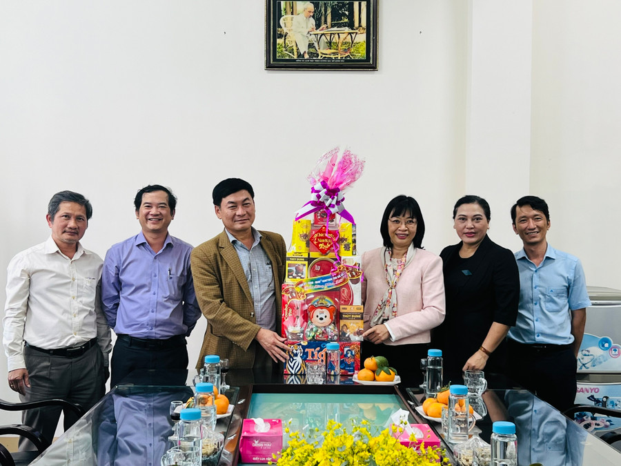 Phó Chủ tịch UBND tỉnh Nguyễn Thị Thanh Lịch (thứ 3 từ phải qua) chúc Tết Báo Gia Lai nhân dịp năm mới. Ảnh: Phan Lài Phó Chủ tịch UBND tỉnh Nguyễn Thị Thanh Lịch (thứ 3 từ phải qua) chúc Tết Báo Gia Lai nhân dịp năm mới. Ảnh: Phan Lài