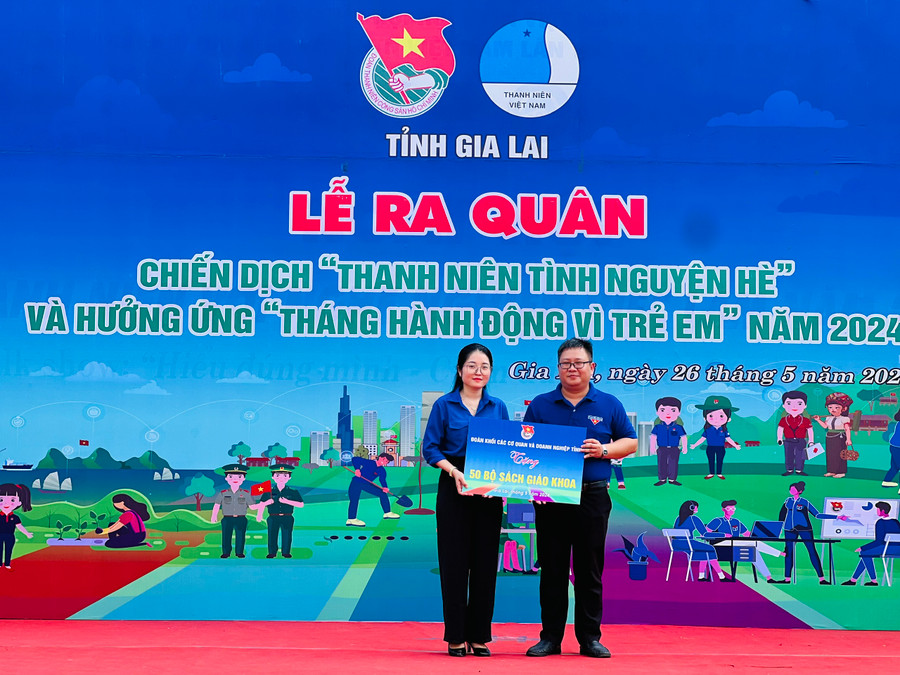 Đoàn Khối các Cơ quan và Doanh nghiệp tỉnh tặng 50 bộ sách giáo khoa cho Thị Đoàn Ayun Pa để trao cho thiếu nhi khó khăn. Ảnh: P.L Đoàn Khối các Cơ quan và Doanh nghiệp tỉnh tặng 50 bộ sách giáo khoa cho Thị Đoàn Ayun Pa để trao cho thiếu nhi khó khăn. Ảnh: P.L