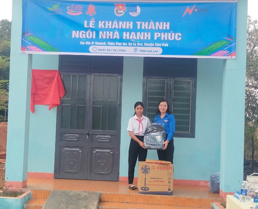 Huyện Đoàn Chư Pưh trao tặng phần quà cho em Siu H'Hmach tại lễ bàn giao công trình Ngôi nhà hạnh phúc. Ảnh: M.N