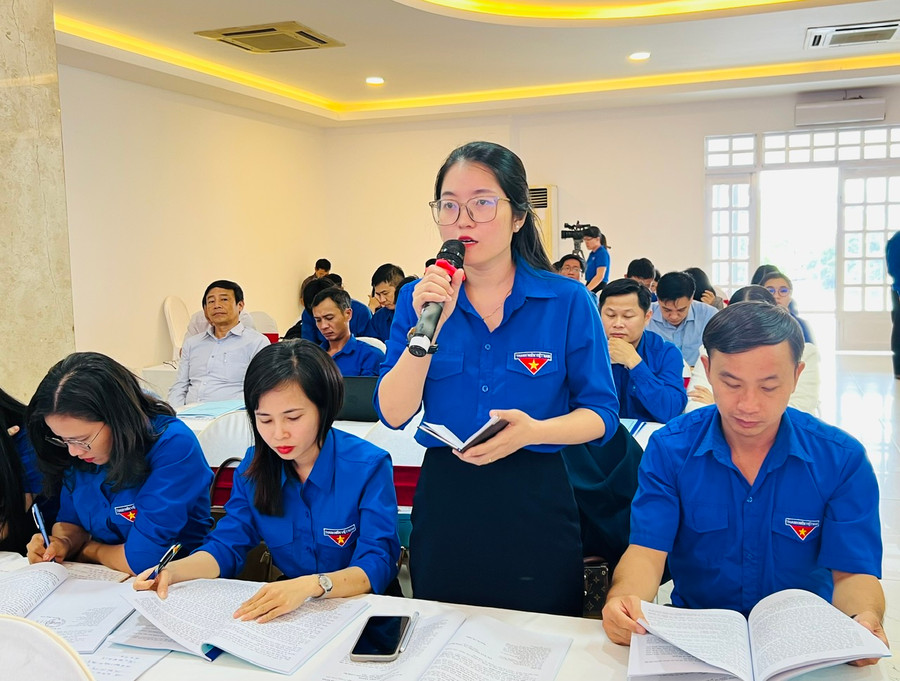 Chị Nguyễn Thị Như-Phó Bí thư Thị Đoàn Ayun Pa trao đổi ý kiến tại hội nghị. Ảnh: P.L Chị Nguyễn Thị Như-Phó Bí thư Thị Đoàn Ayun Pa trao đổi ý kiến tại hội nghị. Ảnh: P.L