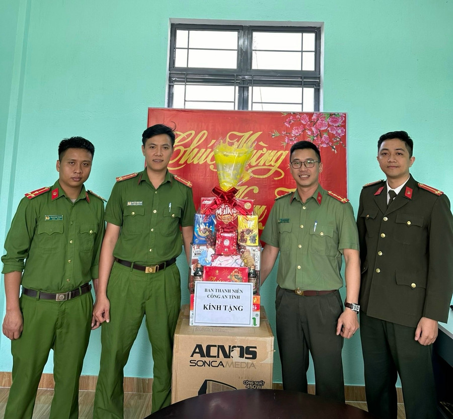 Đại úy Phạm Trần Bình (thứ 2 từ phải sang) và Thượng úy Phạm Thanh Tú (bìa phải) là 2 thí sinh của tỉnh Gia Lai tham gia cuộc thi Giọng hát hay ngoại ngữ toàn quốc. Ảnh: M.N Đại úy Phạm Trần Bình (thứ 2 từ phải sang) và Thượng úy Phạm Thanh Tú (bìa phải) là 2 thí sinh của tỉnh Gia Lai tham gia cuộc thi Giọng hát hay ngoại ngữ toàn quốc. Ảnh: M.N