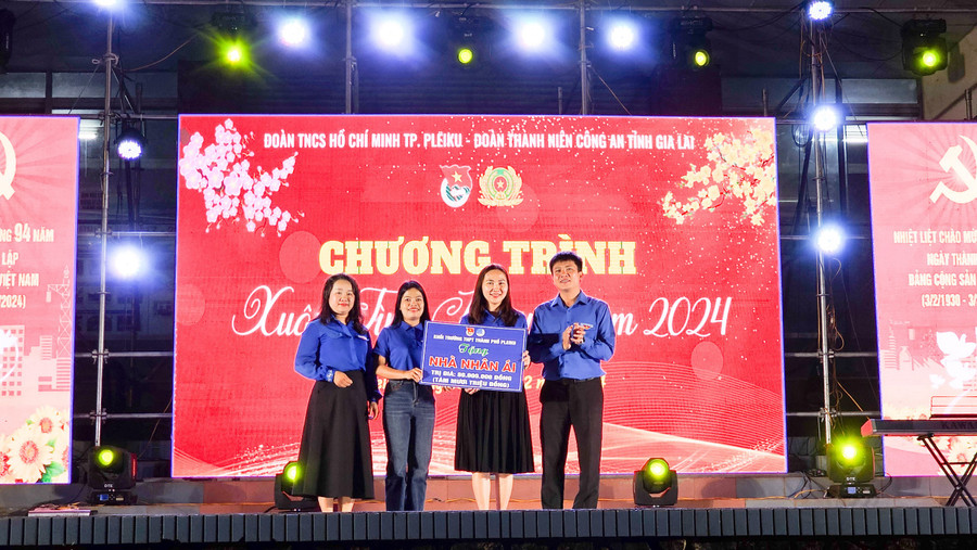 Thành Đoàn Pleiku trao bảng tượng trưng công trình nhà nhân ái cho học sinh THPT có hoàn cảnh khó khăn. Ảnh: M.N Thành Đoàn Pleiku trao bảng tượng trưng công trình nhà nhân ái cho học sinh THPT có hoàn cảnh khó khăn. Ảnh: M.N