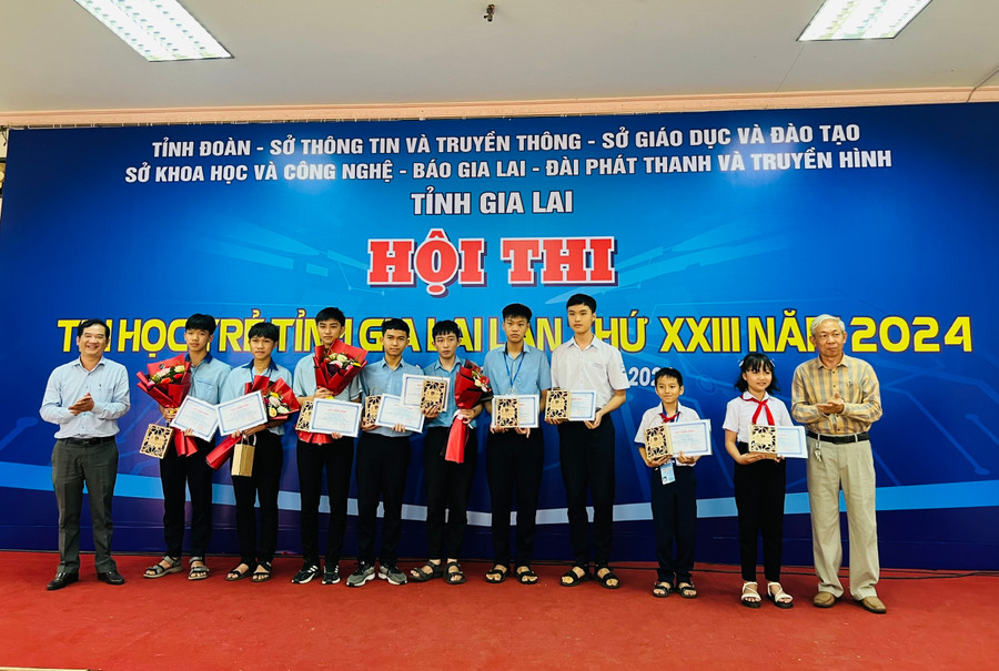 Phó Tổng biên tập Báo Gia Lai Đoàn Minh Dưỡng (bìa trái) và ông Hà Văn Hóa-Phó Giám đốc Đài Phát thanh và truyền hình tỉnh trao giải nhì cho các thí sinh. Ảnh: P.L Phó Tổng biên tập Báo Gia Lai Đoàn Minh Dưỡng (bìa trái) và ông Hà Văn Hóa-Phó Giám đốc Đài Phát thanh và truyền hình tỉnh trao giải nhì cho các thí sinh. Ảnh: P.L