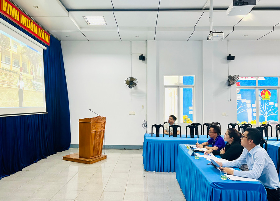 Ban giám khảo chấm điểm vòng sơ khảo qua các video clip. Ảnh: P.L Ban giám khảo chấm điểm vòng sơ khảo qua các video clip. Ảnh: P.L