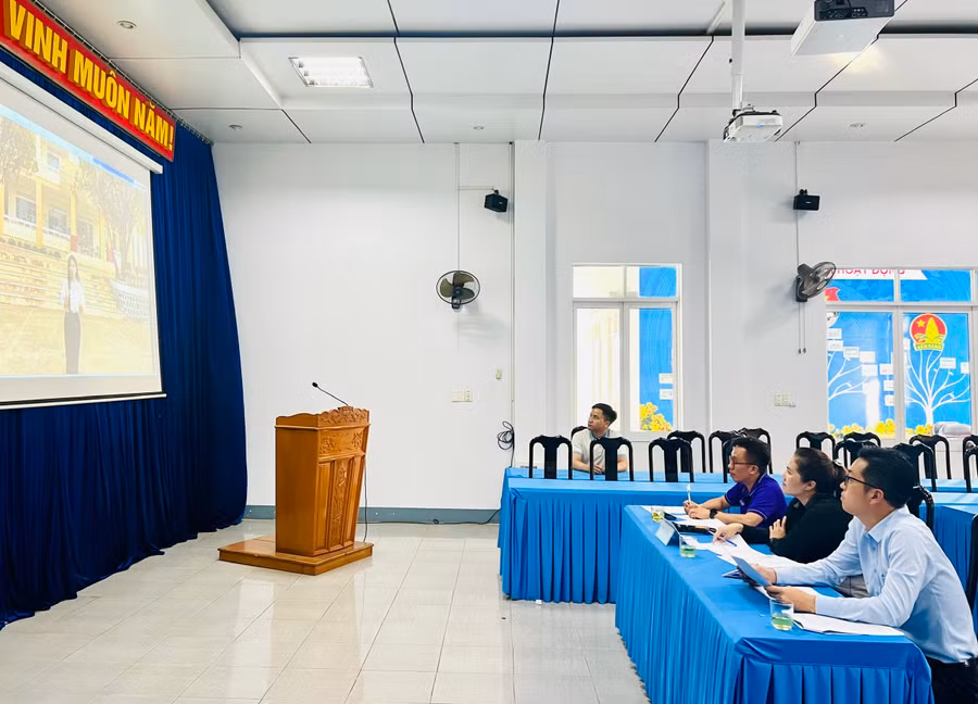 Ban giám khảo chấm điểm vòng sơ khảo qua các video clip. Ảnh: P.L