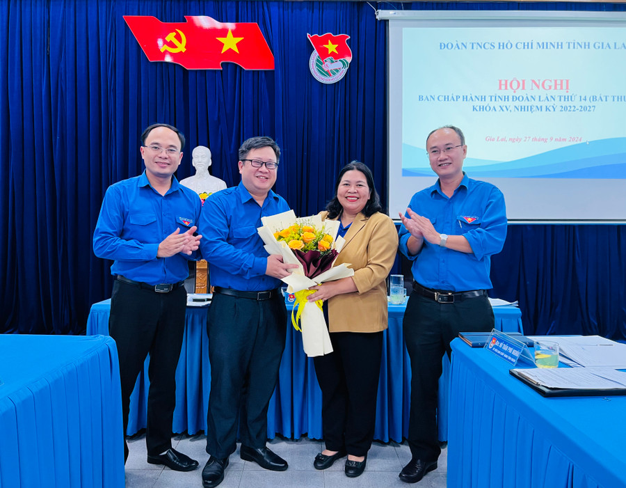 Anh Nguyễn Chí Hiếu (thứ 2 từ trái sang)-Phó Bí thư Tỉnh Đoàn, Phó Chủ tịch Thường trực Hội đồng Đội tỉnh được tín nhiệm giữ chức Chủ tịch Hội đồng Đội tỉnh. Ảnh: P.L Anh Nguyễn Chí Hiếu (thứ 2 từ trái sang)-Phó Bí thư Tỉnh Đoàn, Phó Chủ tịch Thường trực Hội đồng Đội tỉnh được tín nhiệm giữ chức Chủ tịch Hội đồng Đội tỉnh. Ảnh: P.L
