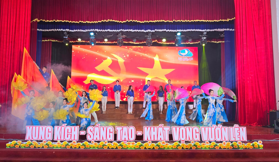 Một tiết mục văn nghệ chào mừng Đại hội đại biểu Hội LHTN Việt Nam TP. Pleiku lần thứ VIII. Ảnh: P.L Một tiết mục văn nghệ chào mừng Đại hội đại biểu Hội LHTN Việt Nam TP. Pleiku lần thứ VIII. Ảnh: P.L