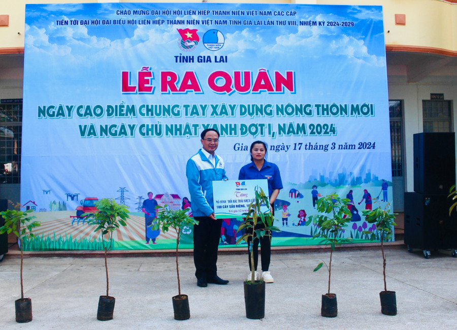 Anh Đỗ Đức Thanh (bìa trái)-Phó Bí thư Tỉnh Đoàn, Chủ tịch Hội LHTN Việt Nam tỉnh tặng mô hình đổi rác thải nhựa lấy cây xanh cho Đoàn xã Ia Nhin. Ảnh: P.L Anh Đỗ Đức Thanh (bìa trái)-Phó Bí thư Tỉnh Đoàn, Chủ tịch Hội LHTN Việt Nam tỉnh tặng mô hình đổi rác thải nhựa lấy cây xanh cho Đoàn xã Ia Nhin. Ảnh: P.L