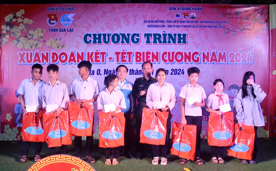 Lãnh đạo Tỉnh Đoàn Gia Lai và Bộ Chỉ huy Bộ đội Biên phòng tỉnh tặng quà Tết cho các học sinh khó khăn. Ảnh: P.L