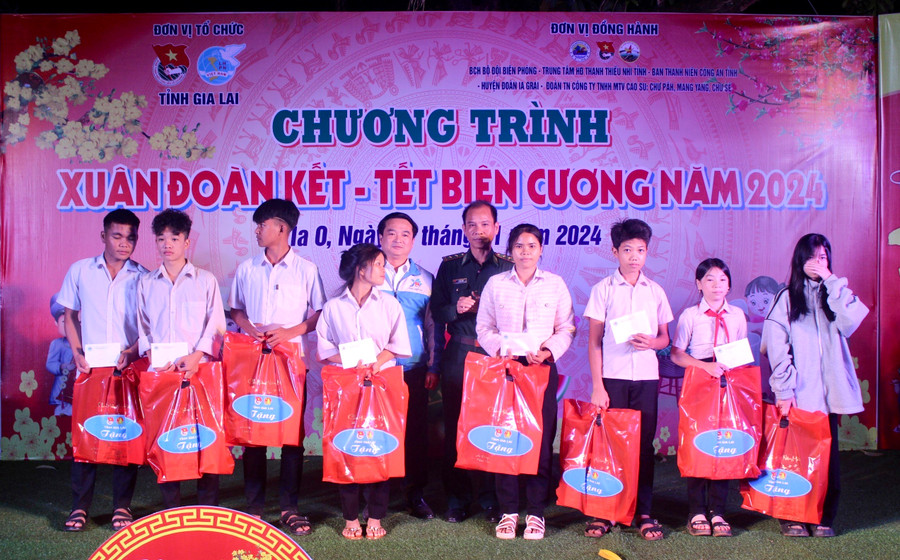 Lãnh đạo Tỉnh Đoàn Gia Lai và Bộ Chỉ huy Bộ đội Biên phòng tỉnh tặng quà Tết cho các học sinh khó khăn. Ảnh: P.L Lãnh đạo Tỉnh Đoàn Gia Lai và Bộ Chỉ huy Bộ đội Biên phòng tỉnh tặng quà Tết cho các học sinh khó khăn. Ảnh: P.L