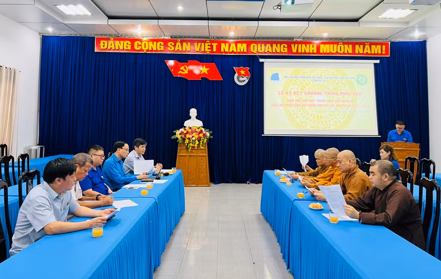 Quang cảnh lễ ký kết chương trình phối hợp. Ảnh: M.N