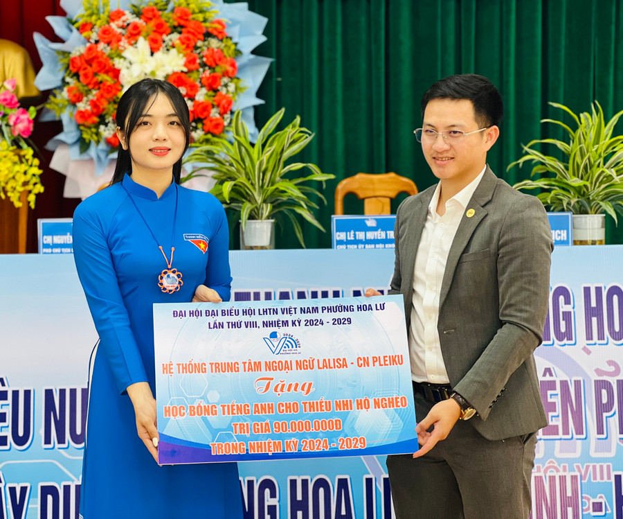 Anh Phạm Hồng Thưởng-Giám đốc điều hành Trung tâm Ngoại ngữ Lalisa trao bảng tượng trưng suất học bổng cho Đoàn phường-Hội LHTN Việt Nam phường Hoa Lư để tặng em Hồ Vĩnh Đan. Ảnh: M.N