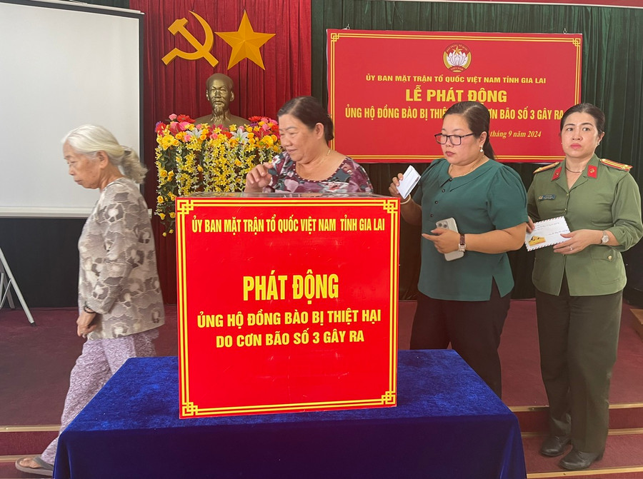 Người dân trên địa bàn TP. Pleiku tham gia ủng hộ đồng bào bị thiệt hại do cơn bão số 3 gây ra. Ảnh: P.D Người dân trên địa bàn TP. Pleiku tham gia ủng hộ đồng bào bị thiệt hại do cơn bão số 3 gây ra. Ảnh: P.D