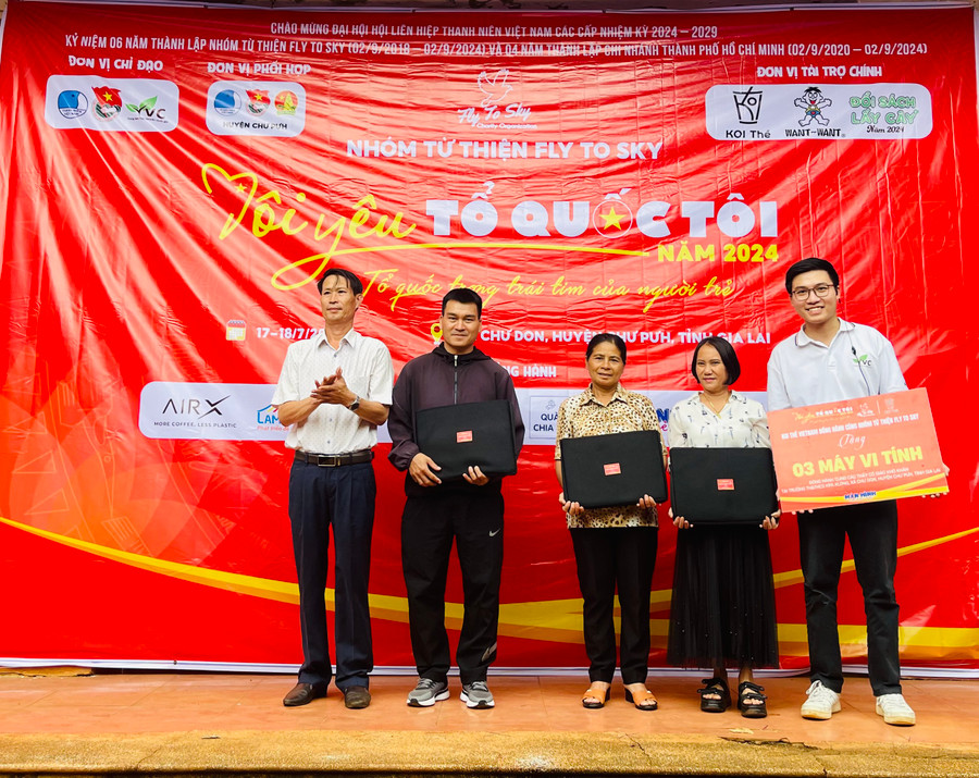 Anh Lê Văn Phúc (bìa phải)-Chủ nhiệm nhóm từ thiện Fly To Sky tặng máy tính cho các giáo viên Trường Tiểu học và THCS Kpă Klơng. Ảnh: M.N Anh Lê Văn Phúc (bìa phải)-Chủ nhiệm nhóm từ thiện Fly To Sky tặng máy tính cho các giáo viên Trường Tiểu học và THCS Kpă Klơng. Ảnh: M.N