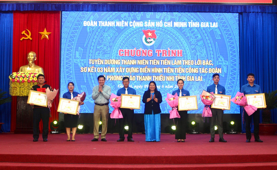 Đồng chí Trương Văn Đạt (thứ 3 từ trái qua)-Phó Chủ tịch Thường trực HĐND tỉnh tặng bằng khen của Chủ tịch UBND tỉnh cho các tập thể có thành tích xuất sắc trong việc nhân rộng điển hình tiên tiến trong công tác Đoàn. Ảnh: M.N Đồng chí Trương Văn Đạt (thứ 3 từ trái qua)-Phó Chủ tịch Thường trực HĐND tỉnh tặng bằng khen của Chủ tịch UBND tỉnh cho các tập thể có thành tích xuất sắc trong việc nhân rộng điển hình tiên tiến trong công tác Đoàn. Ảnh: M.N