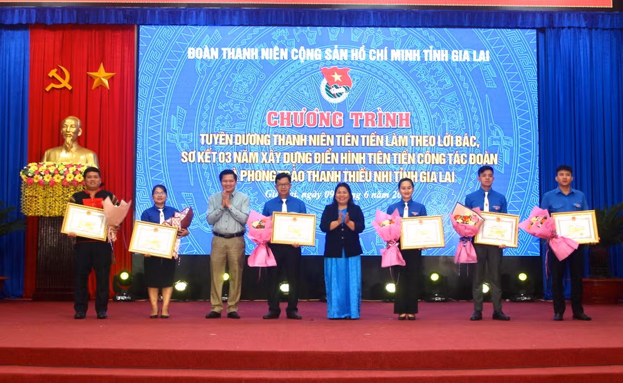 Đồng chí Trương Văn Đạt (thứ 3 từ trái qua)-Phó Chủ tịch Thường trực HĐND tỉnh tặng bằng khen của Chủ tịch UBND tỉnh cho các tập thể có thành tích xuất sắc trong việc nhân rộng điển hình tiên tiến trong công tác Đoàn. Ảnh: M.N