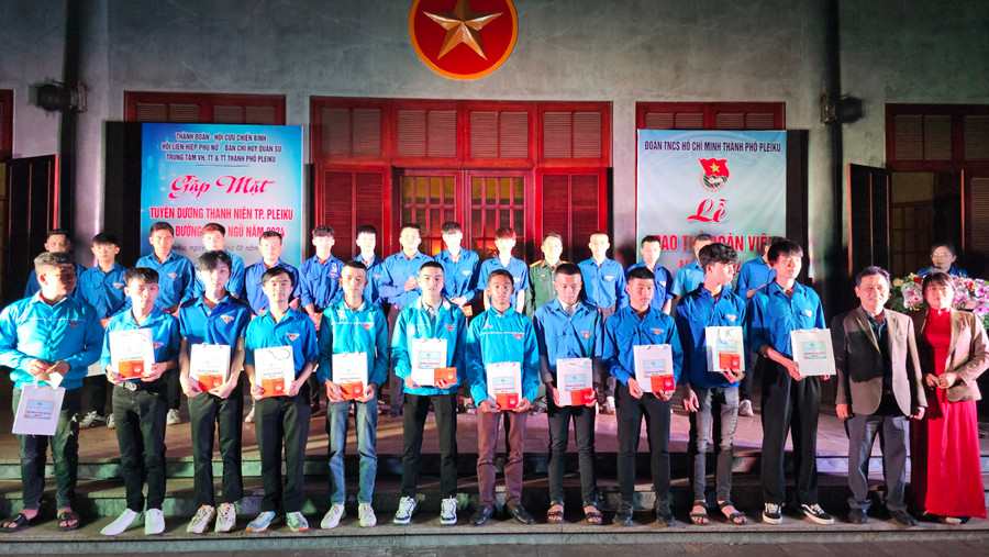 Thành Đoàn Pleiku trao thẻ đoàn viên cho 52 thanh niên trước khi lên đường nhập ngũ. Ảnh: M.N