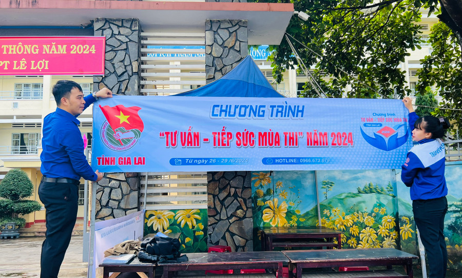 Các tình nguyện viên sẵn sàng Tư vấn-Tiếp sức mùa thi tại điểm thi Trường THPT Lê Lợi. Ảnh: P.L Các tình nguyện viên sẵn sàng Tư vấn-Tiếp sức mùa thi tại điểm thi Trường THPT Lê Lợi. Ảnh: P.L