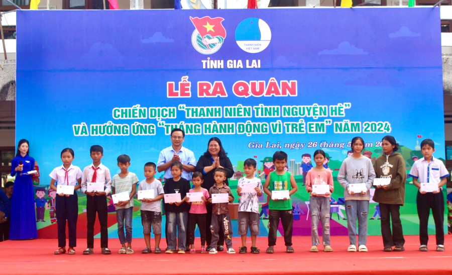 Lãnh đạo Tỉnh Đoàn, Sở Giáo dục và Đào tạo tặng quà cho thiếu nhi khó khăn của thị xã Ayun Pa. Ảnh: P.L Lãnh đạo Tỉnh Đoàn, Sở Giáo dục và Đào tạo tặng quà cho thiếu nhi khó khăn của thị xã Ayun Pa. Ảnh: P.L