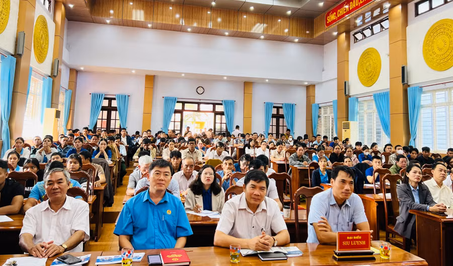 Các đại biểu cùng người lao động, đoàn viên, thanh niên huyện Đức Cơ tham gia hội nghị. Ảnh: M.N Các đại biểu cùng người lao động, đoàn viên, thanh niên huyện Đức Cơ tham gia hội nghị. Ảnh: M.N