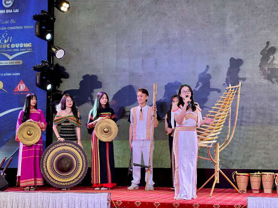 Phần thi tài năng của thí sinh Trần Thị Trâm Anh-Trường THPT Chi Lăng. Ảnh: P.L Phần thi tài năng của thí sinh Trần Thị Trâm Anh-Trường THPT Chi Lăng. Ảnh: P.L