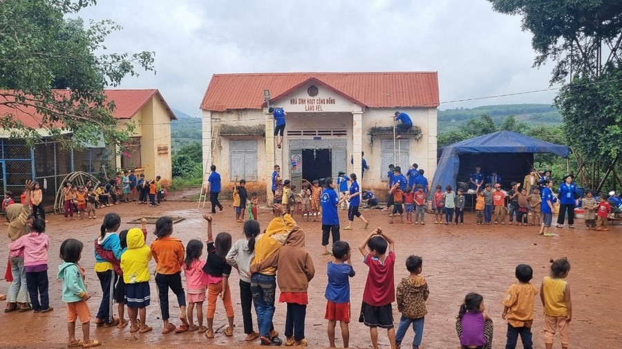 Đoàn Thanh niên Công ty TNHH một thành viên Cao su Chư Sê phối hợp Đoàn trường Đại học Công thương TP. Hồ Chí Minh tổ chức trò chơi cho trẻ em làng Vel (xã Ia Ko). Ảnh: Đ.T