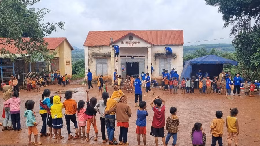 Đoàn Thanh niên Công ty TNHH một thành viên Cao su Chư Sê phối hợp Đoàn trường Đại học Công thương TP. Hồ Chí Minh tổ chức trò chơi cho trẻ em làng Vel (xã Ia Ko). Ảnh: Đ.T Đoàn Thanh niên Công ty TNHH một thành viên Cao su Chư Sê phối hợp Đoàn trường Đại học Công thương TP. Hồ Chí Minh tổ chức trò chơi cho trẻ em làng Vel (xã Ia Ko). Ảnh: Đ.T