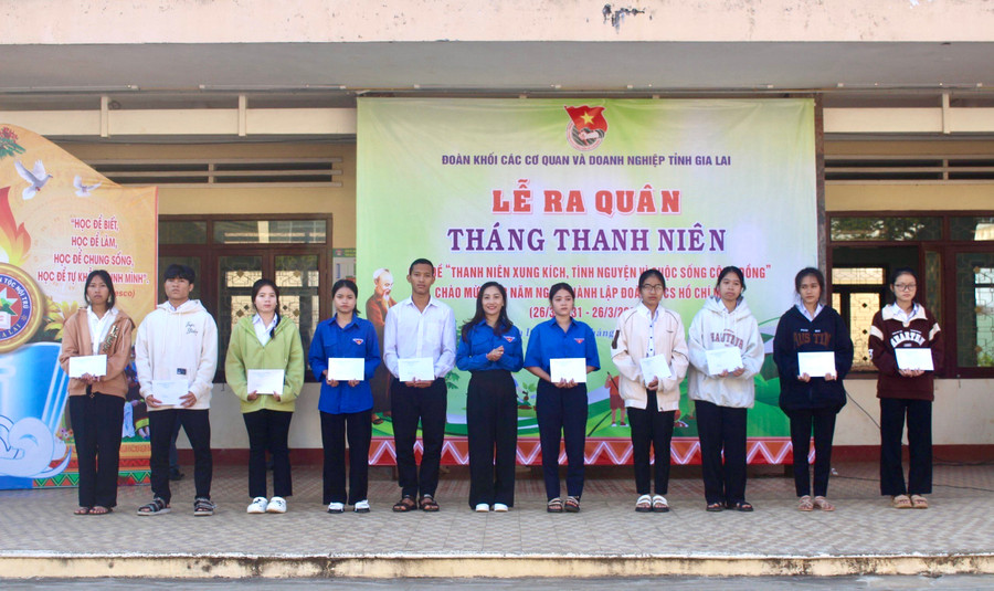 Chị Huỳnh Thị Lệ Bích (ở giữa)-Bí thư Đoàn khối tặng học bổng cho học sinh Trường Phổ thông Dân tộc Nội trú tỉnh. Ảnh: P.L