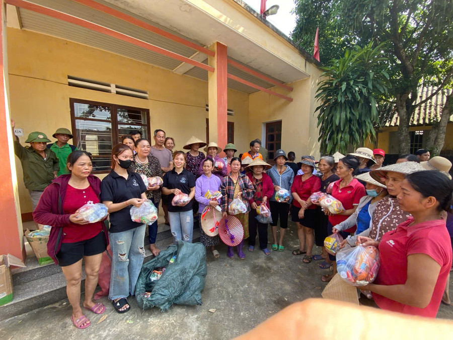 Người dân tỉnh Yên Bái được nhận những món quà ý nghĩa của bà con tỉnh Gia Lai. Ảnh: NVCC