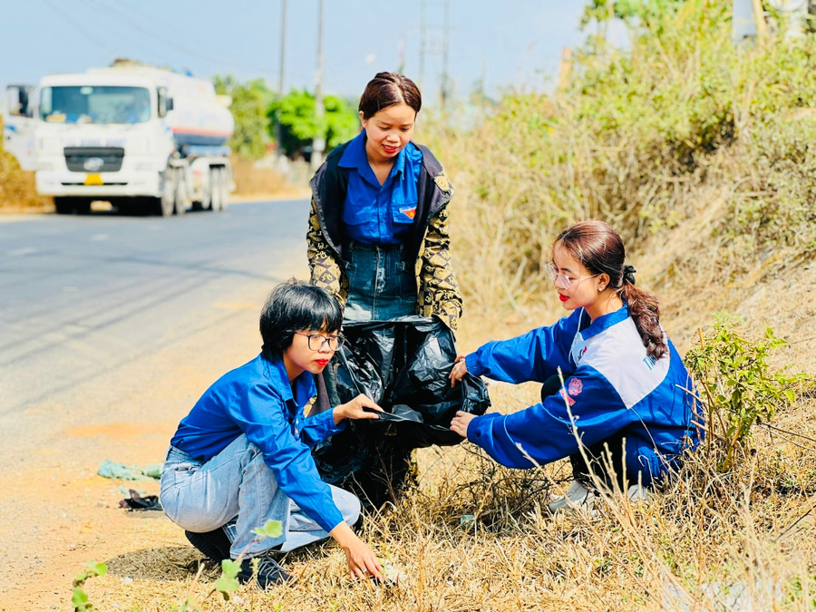 Chị Đinh Thu Trinh (bìa trái) tham gia hoạt động nhặt rác bảo vệ môi trường. Ảnh: M.N