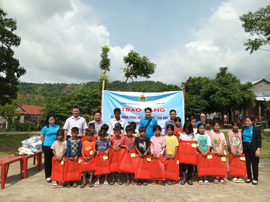 Công đoàn ngành Y tế tặng đồng phục cho học sinh ở thôn Plei Hek (xã Chư A Thai, huyện Phú Thiện). Ảnh: ĐVCC Công đoàn ngành Y tế tặng đồng phục cho học sinh ở thôn Plei Hek (xã Chư A Thai, huyện Phú Thiện). Ảnh: ĐVCC