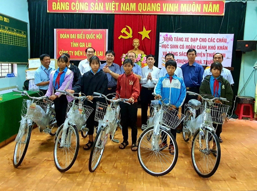 Đoàn đại biểu Quốc hội tỉnh phối hợp cùng Công ty Điện lực Gia Lai tặng xe đạp cho thiếu nhi khó khăn. Ảnh: M.H