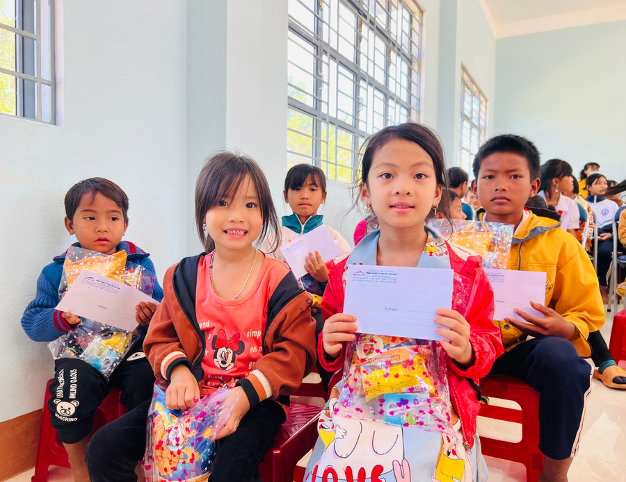 Niềm vui của các em học sinh khi được nhận học bổng Tiếp sức đến trường. Ảnh: M.N Niềm vui của các em học sinh khi được nhận học bổng Tiếp sức đến trường. Ảnh: M.N