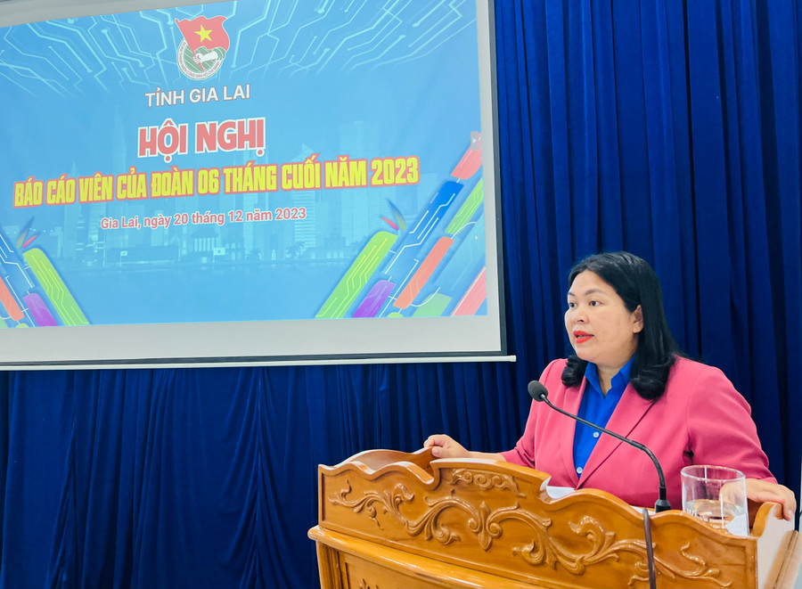 Bí thư Tỉnh Đoàn Hà Thị Giang Thảo thông tin chuyên đề tại hội nghị. Ảnh: M.N Bí thư Tỉnh Đoàn Hà Thị Giang Thảo thông tin chuyên đề tại hội nghị. Ảnh: M.N